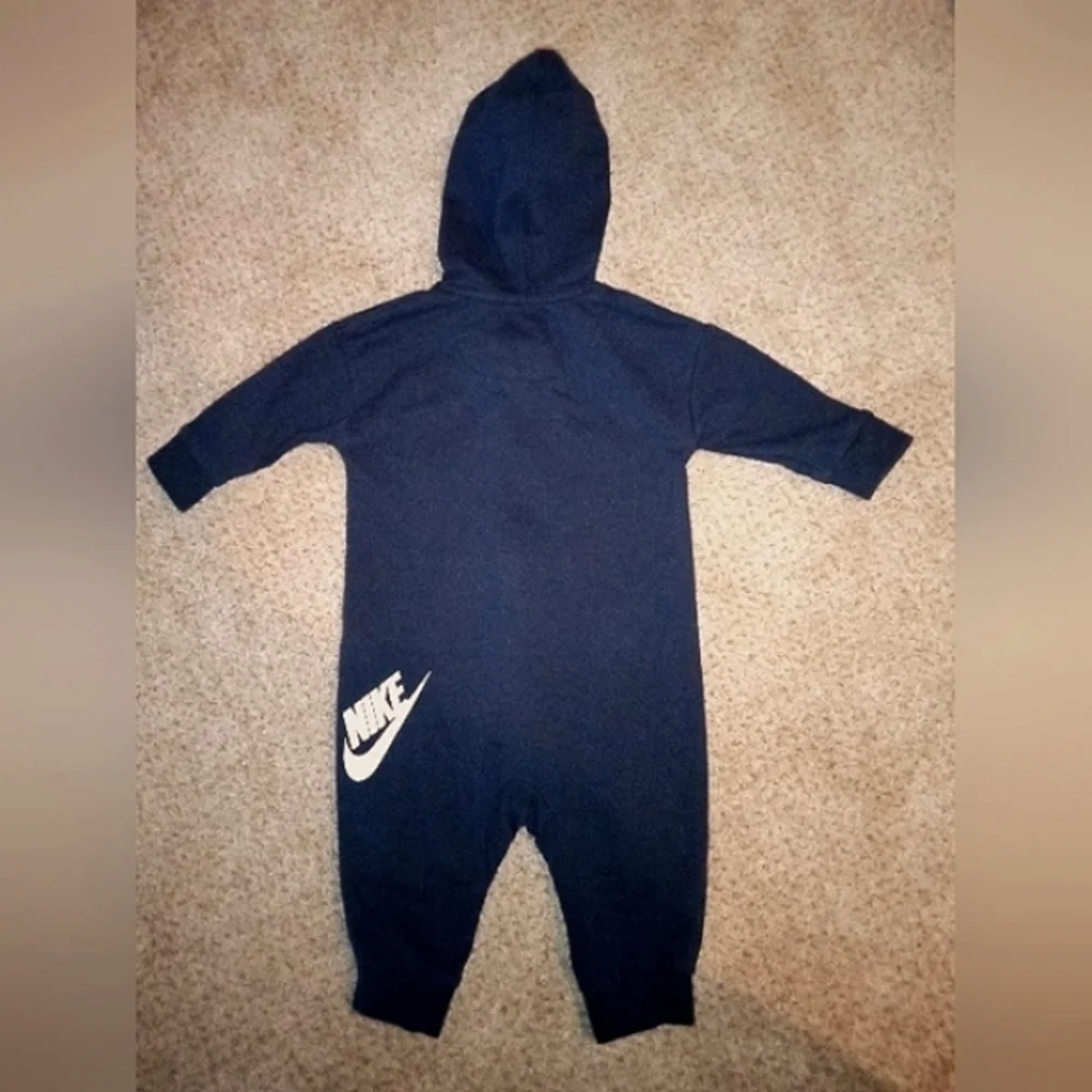 Nike - Picture 3 of 4